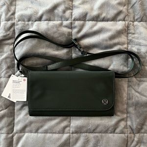 Lululemon Wallet Clutch Crossbody (Rainforest Green/Trench)